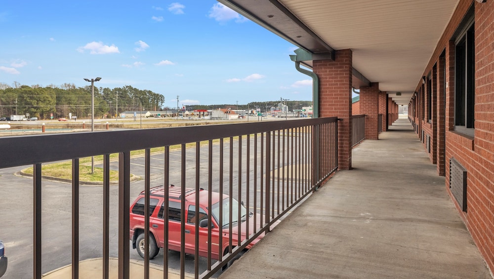 Studios And Suites 4 Less Emporia 10/50