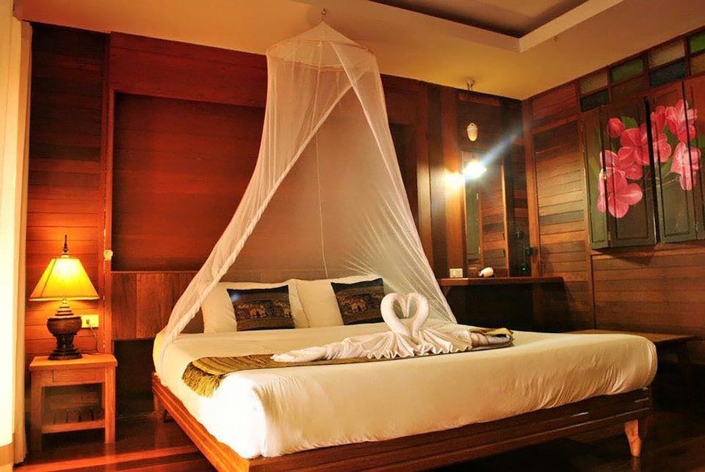 Koh Ngai Thanya Beach Resort 25/65