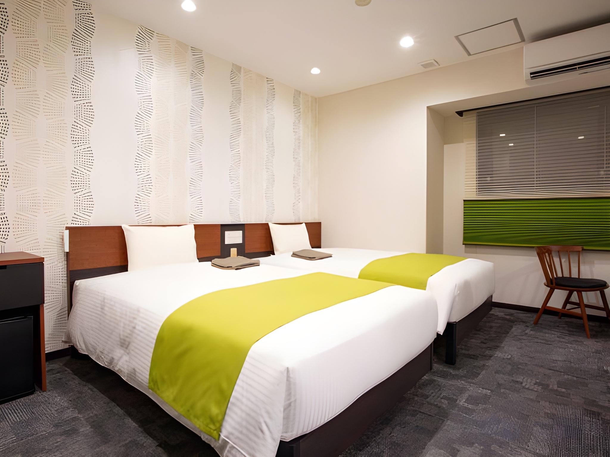 Universal, Twin Beds