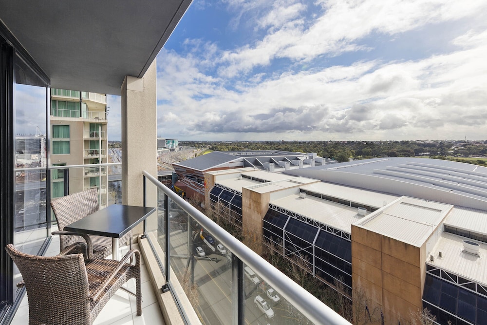 Oaks Adelaide Horizons Suites 6/70