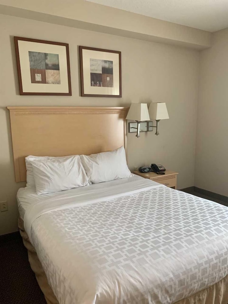 CANDLEWOOD SUITES HARRISBURG 19/76