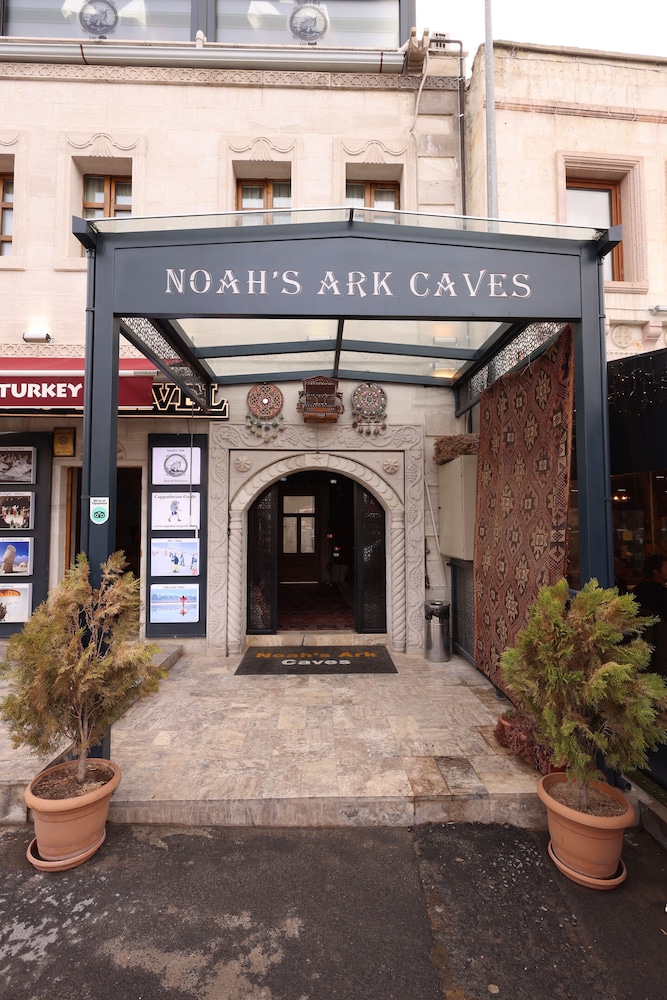 Noahs Ark Cave Hotel 4/50