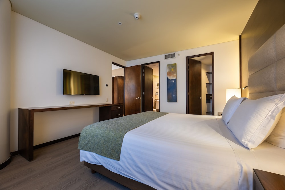 JUNIOR SUITE, DELUXE, QUEEN BED