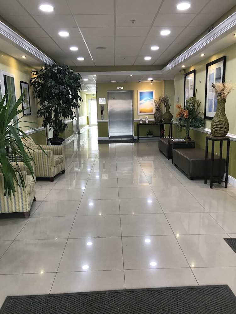 Days Inn & Suites by Wyndham Savannah North I-95 10/41