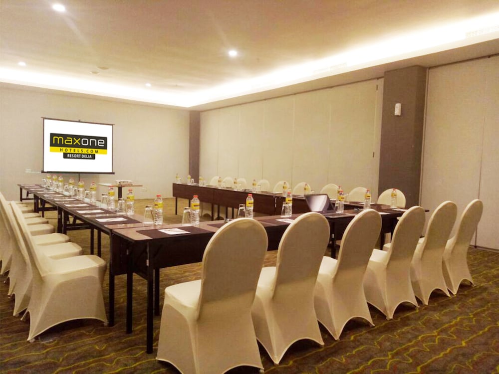 MaxOneHotels.com at Resort Makassar 43/57