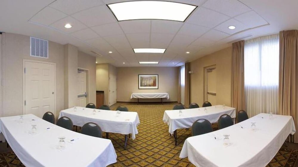 Candlewood Suites Indianapolis Downtown Medical District 63/73