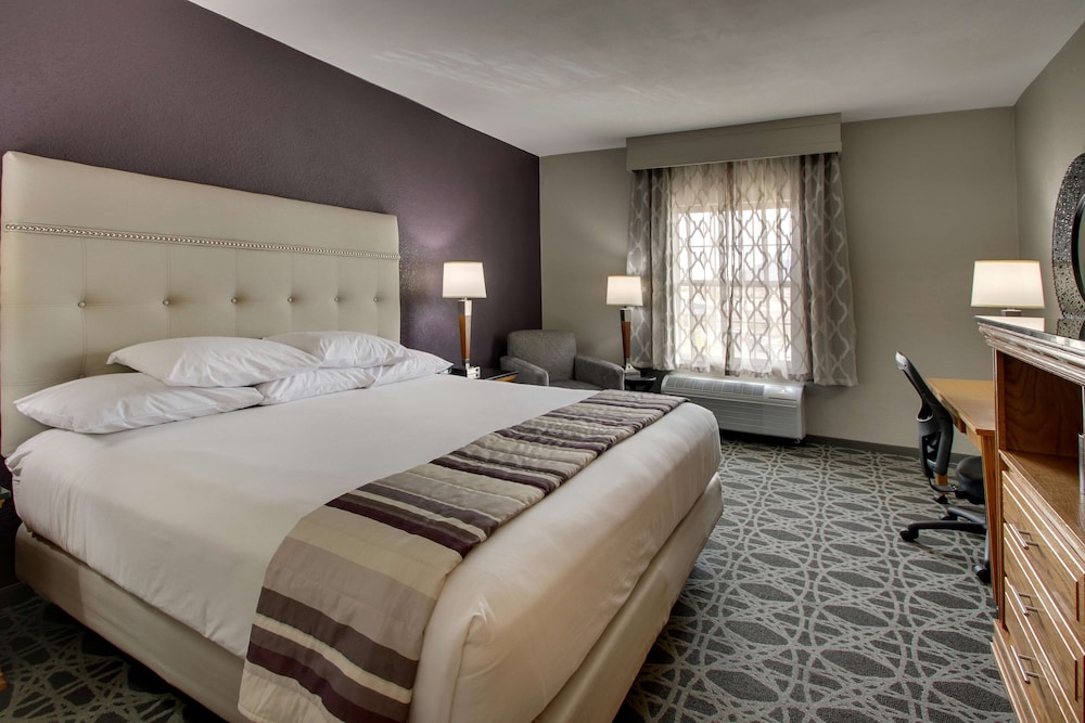 DELUXE, KING BED, HIGH FLOOR