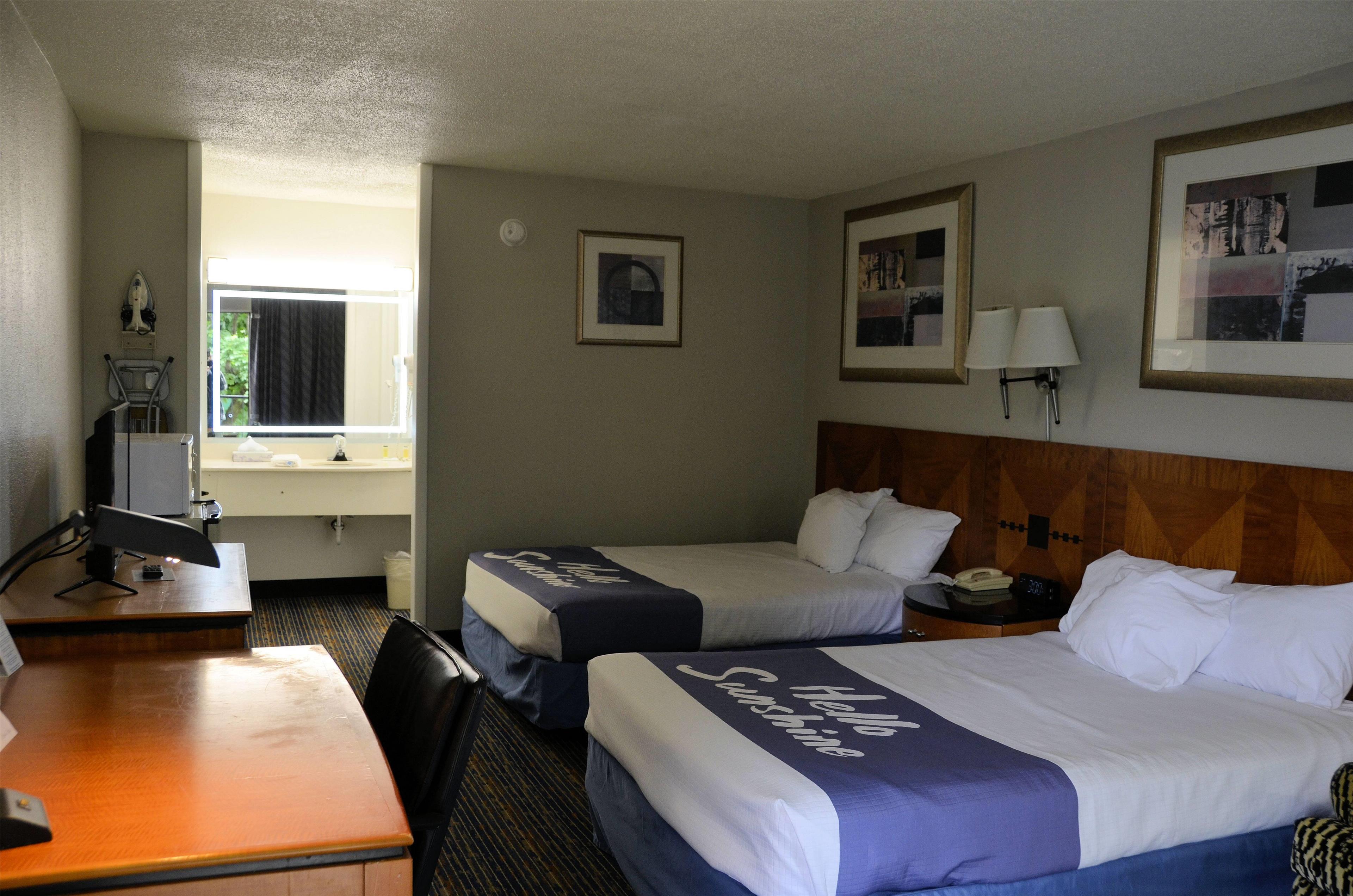 غرفة بسريرين مزدوجين يُسمح فيها بالحيوانات الأليفة، Days Inn by Wyndham Luray Shenandoah 2/6