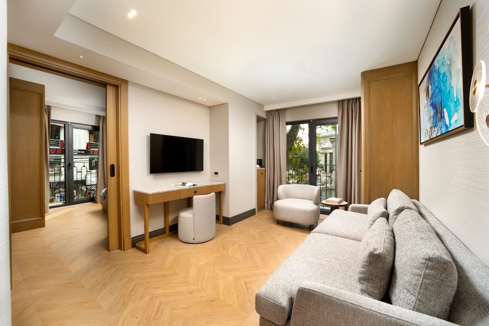 SUITE, CORNER