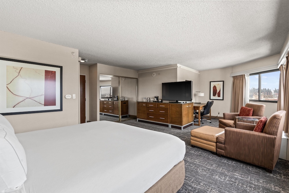 غرفة ركنية بسرير كينج بحوض استحمام لذوي الإعاقة، DoubleTree by Hilton Hotel Spokane City Center 4/10