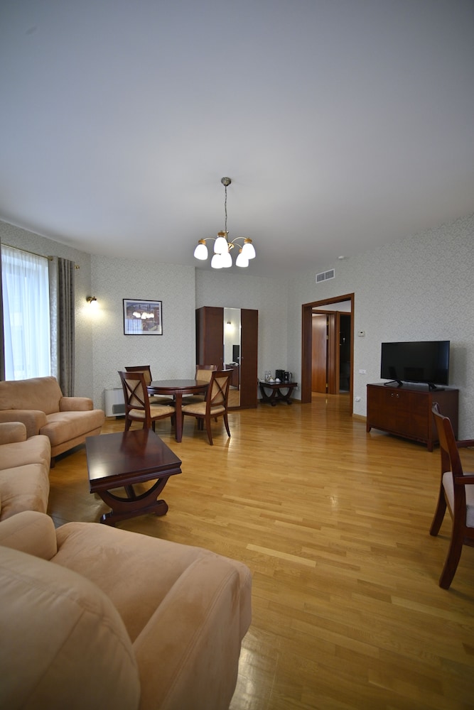 Latar Hotel Complex 47/67