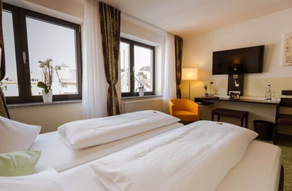 غرفة قياسية بسرير مزدوج وسريرين منفصلين، Hotel Arooma 2/3