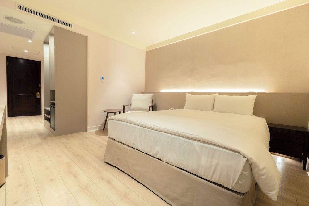 Smart, Double Bed, No Window