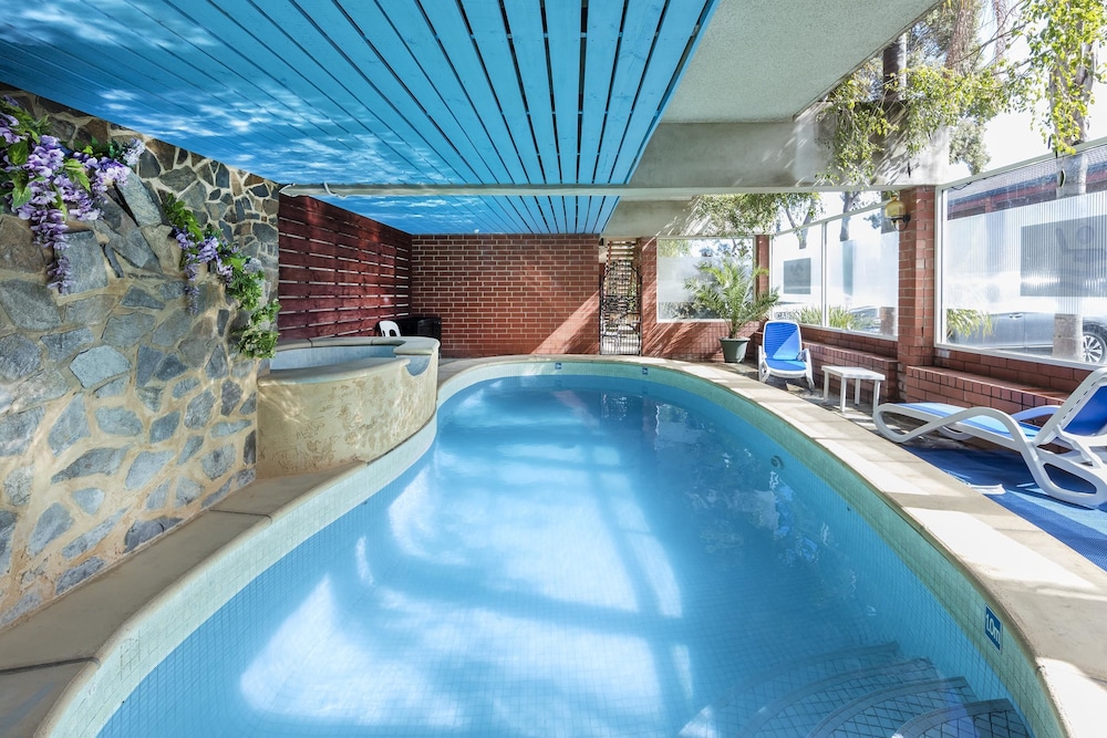 Adelaide Granada Motor Inn 40/65