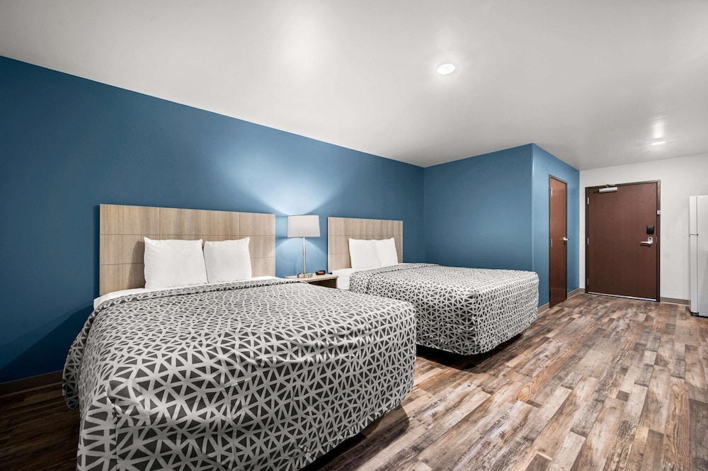 WoodSpring Suites Dearborn - Detroit 7/34