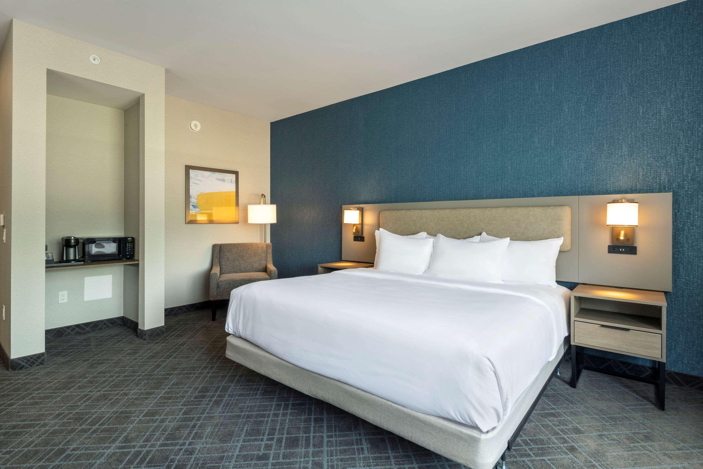 ROOM, KING BED