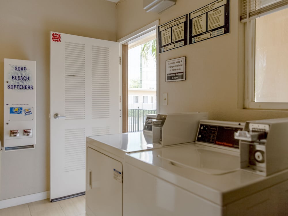 Anaheim Islander Inn And Suites 58/58