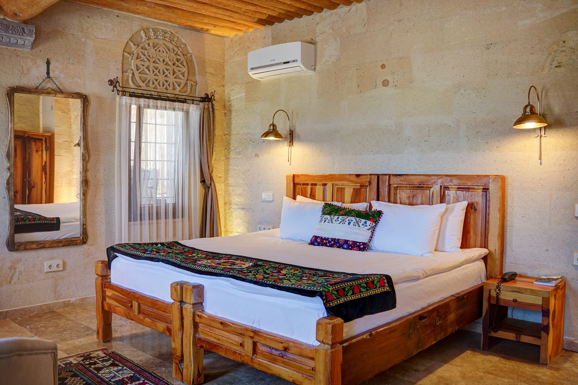 SUITE, QUEEN BED, HOT TUB, TERRACE