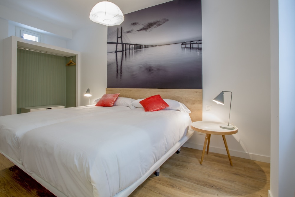 2 BEDROOMS, BUSINESS, APARTMENT