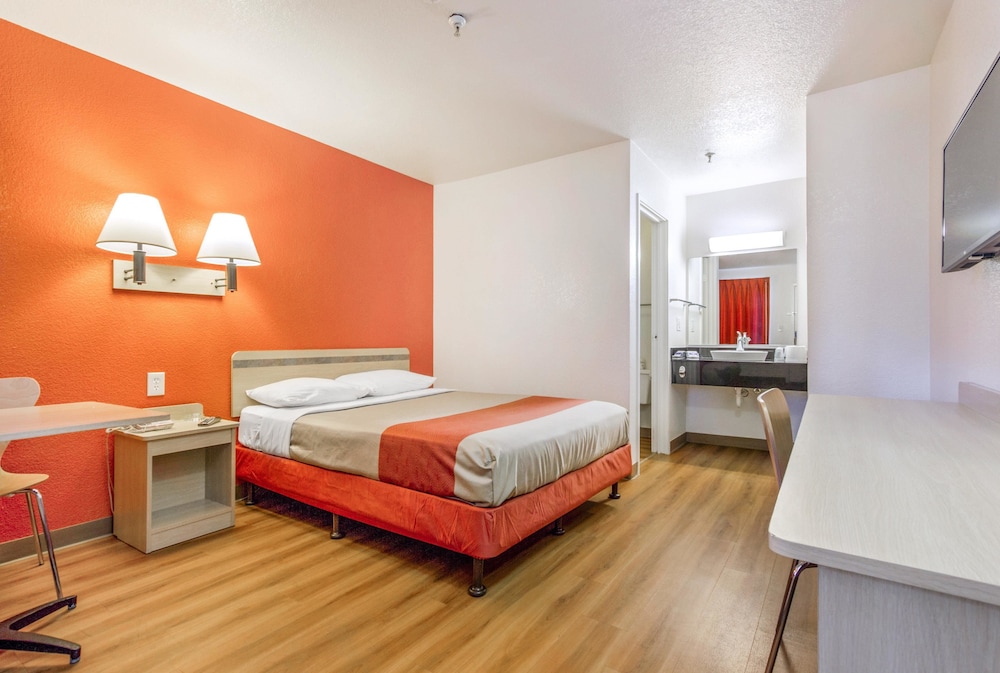 Motel6 Phoenix, AZ - West 18/45