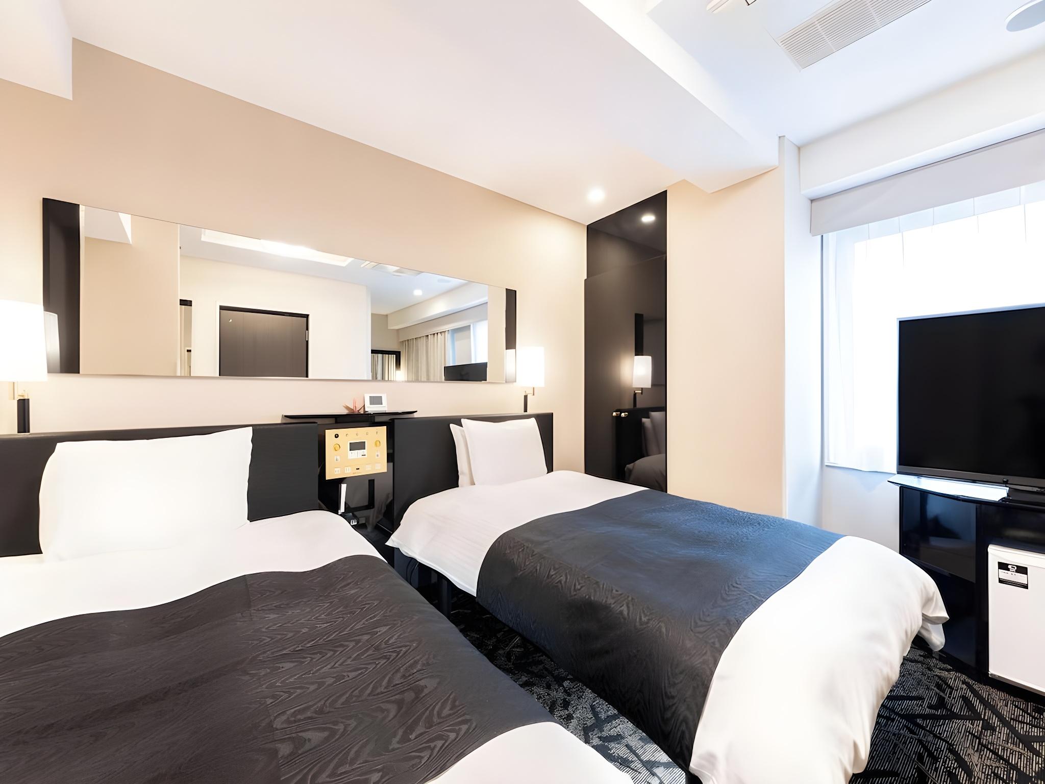 ROOM, TWIN BEDS