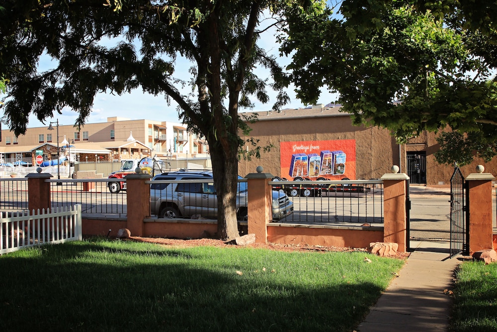Bowen Motel 70/74