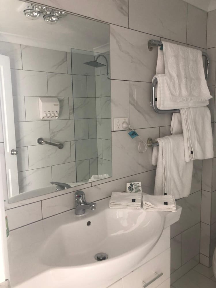 SHEER PLEASURE ACCOMMODATION 49/50
