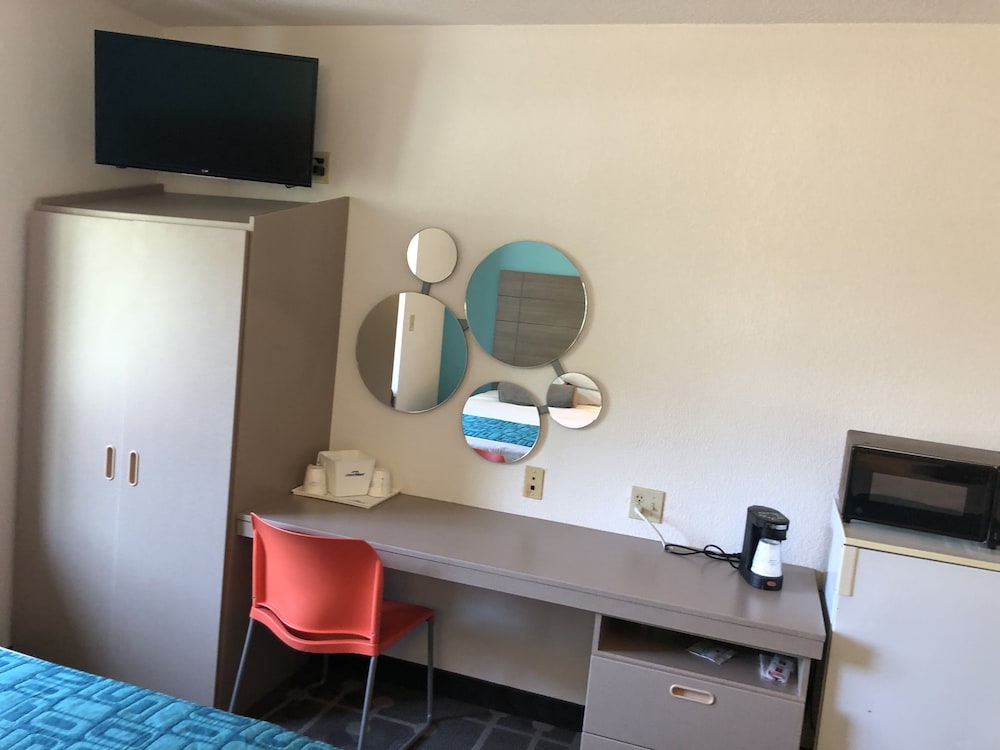 Red Lion Inn & Suites Elk Grove Village, IL 31/42
