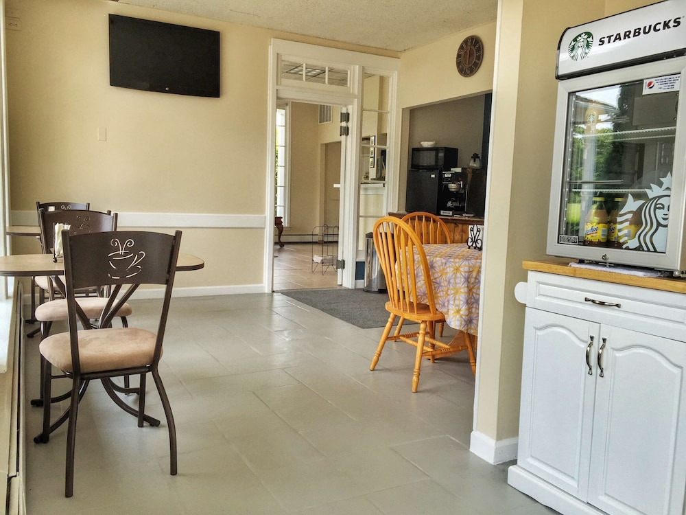 Budget Host East End Hotel In Riverhead 34/38
