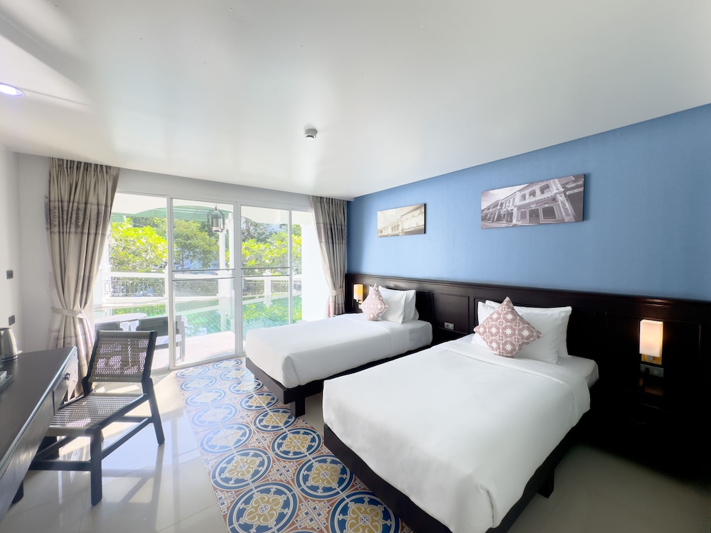 Deluxe, Twin Beds, Pool Access