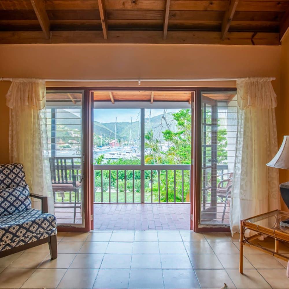 Village Cay 28/41