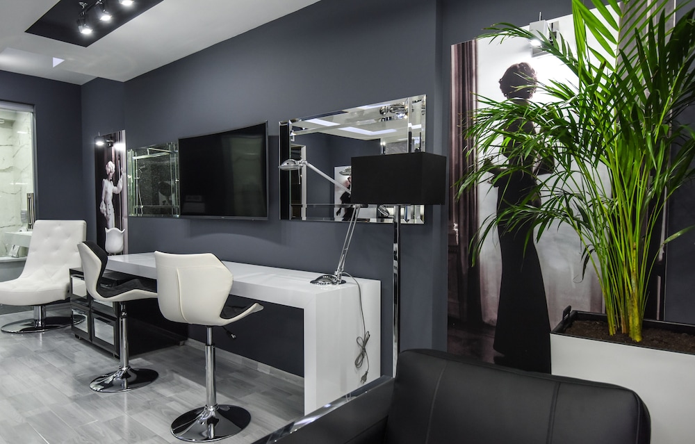 Mirror Hotel 34/38