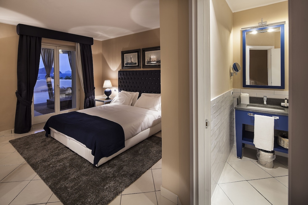 Therasia Resort Sea And Spa 32/100
