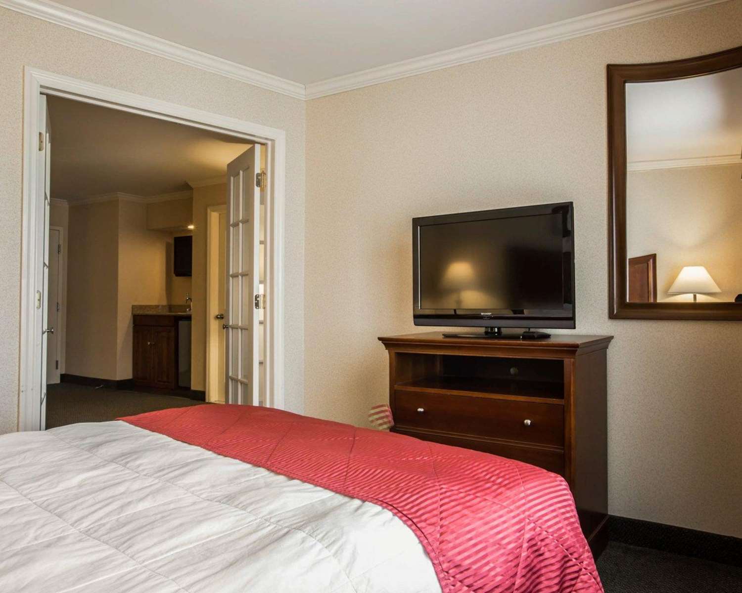 SUITE, KING AND QUEEN BED
