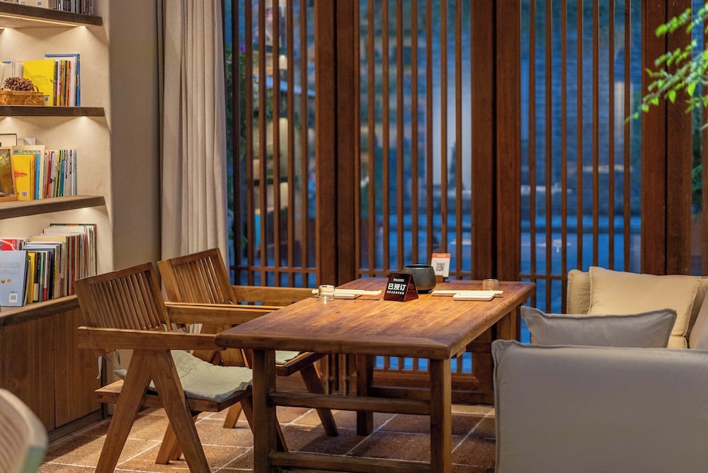 YUANLI HOTEL 35/50