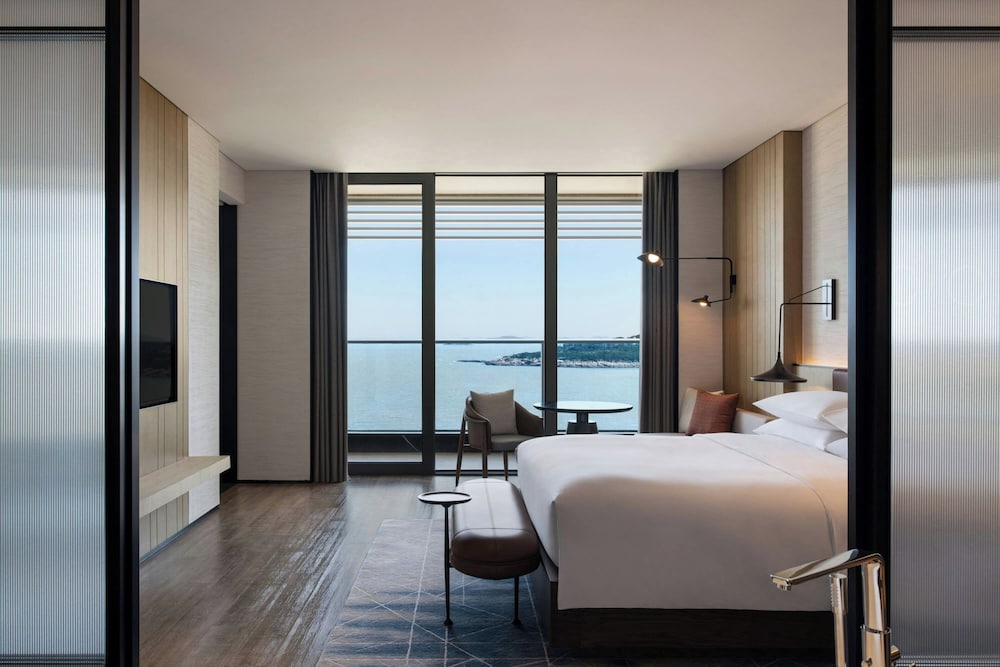 1 Bedroom, Deluxe, Suite, King Bed, Balcony
