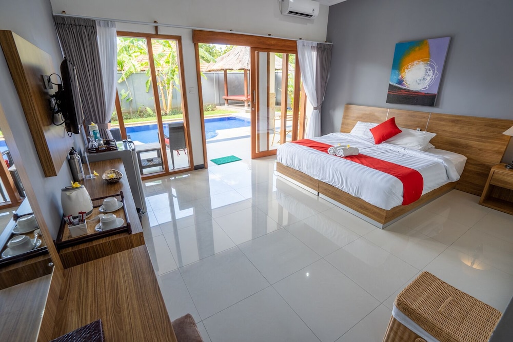 DELUXE, POOL ACCESS