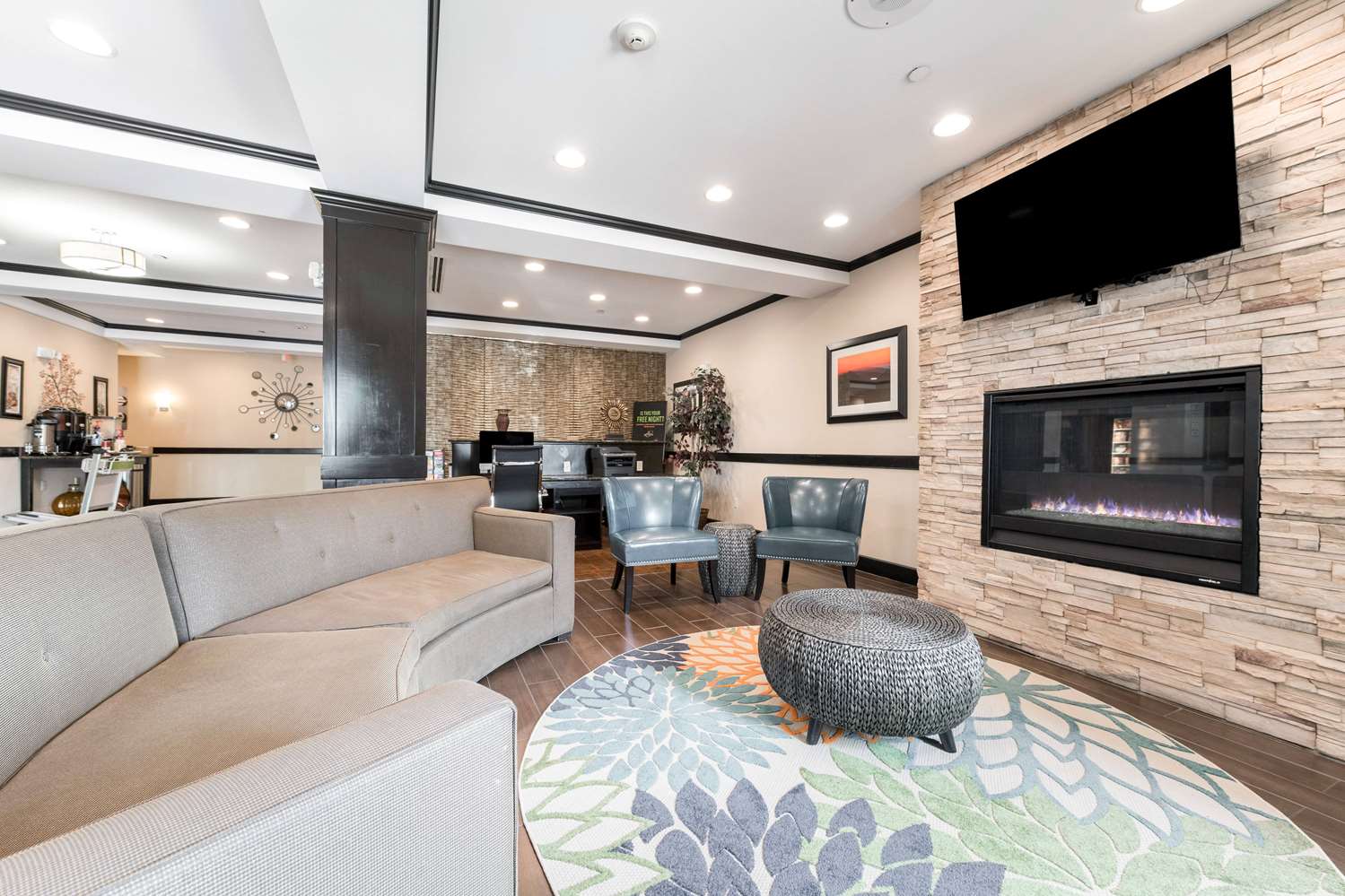 La Quinta Inn and Suites by Wyndham Auburn 13/19