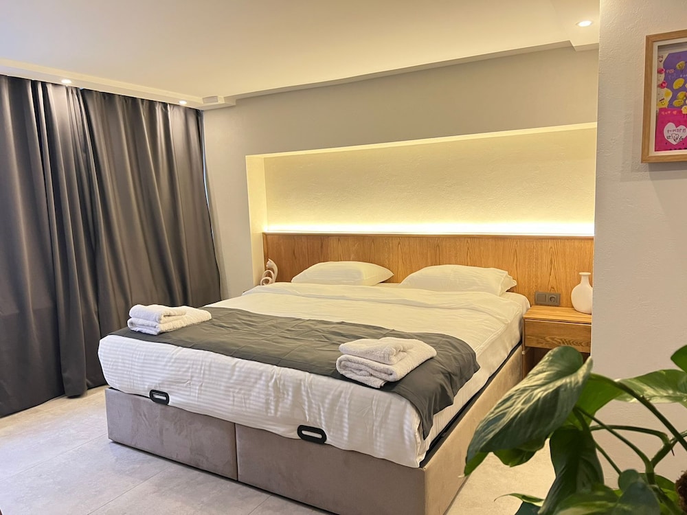 Khalkedon Suite 11/50