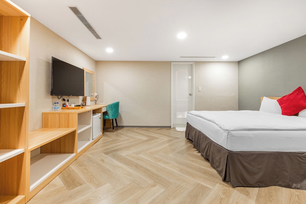 ROOM, KING BED