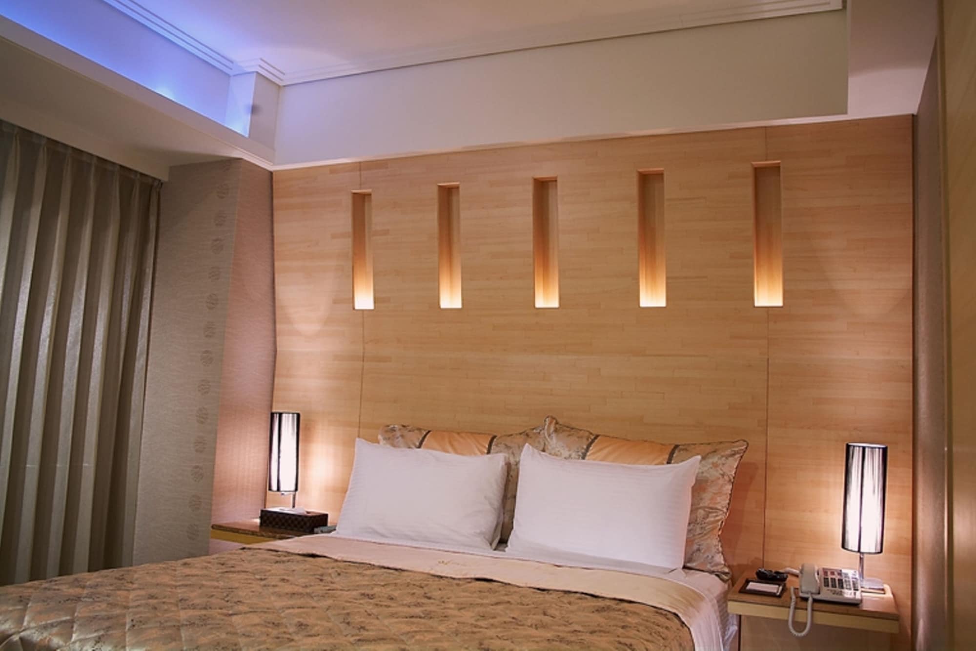 BUSINESS, DOUBLE BED