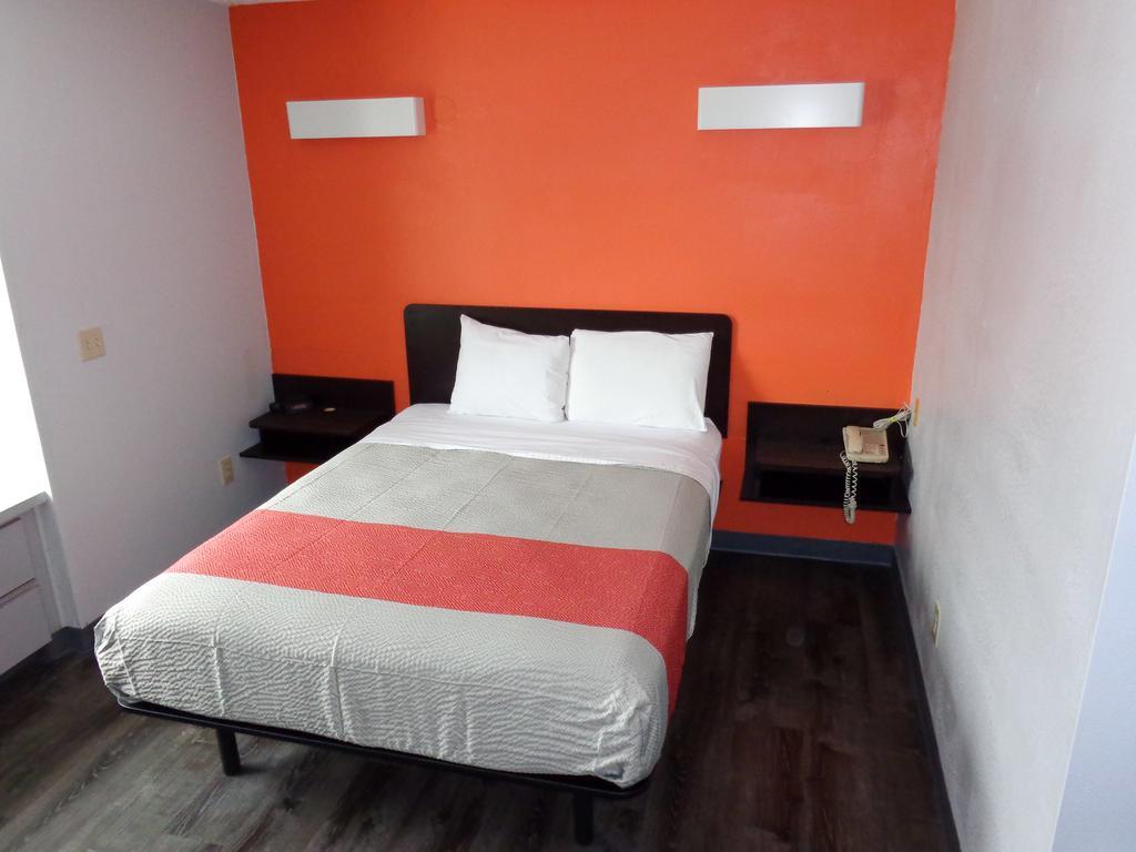 Efficiency, Suite, Queen Bed