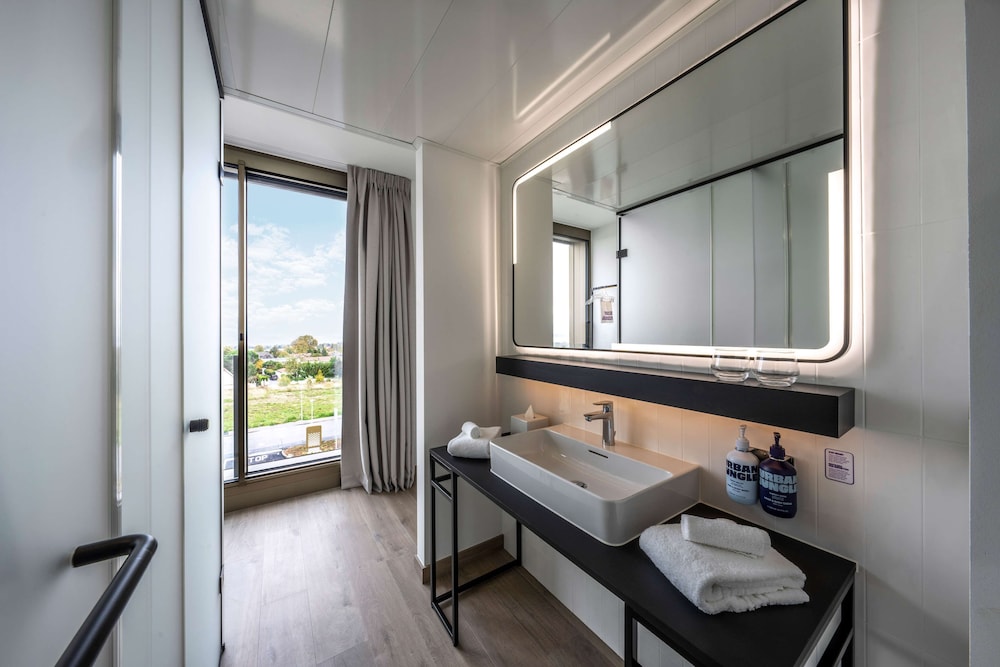 YOTEL Geneva Lake, Select by Hilton 59/59