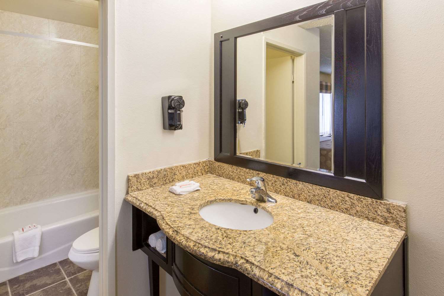 Ramada By Wyndham Ontario 30/31