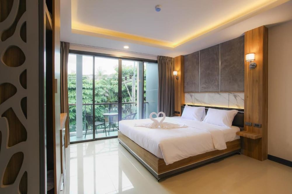GRAND, DELUXE, BALCONY