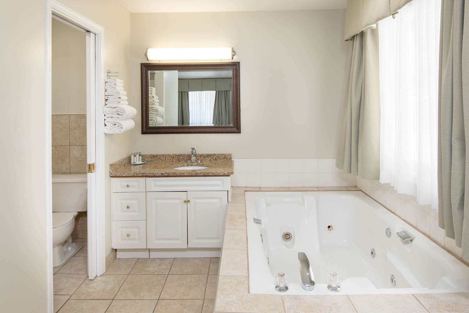 Travelodge by Wyndham Golden Sportsman Lodge 43/44
