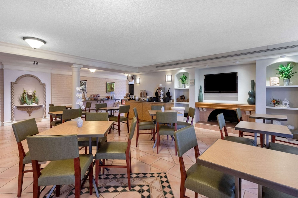 La Quinta Inn Huntsville Research Park 32/38