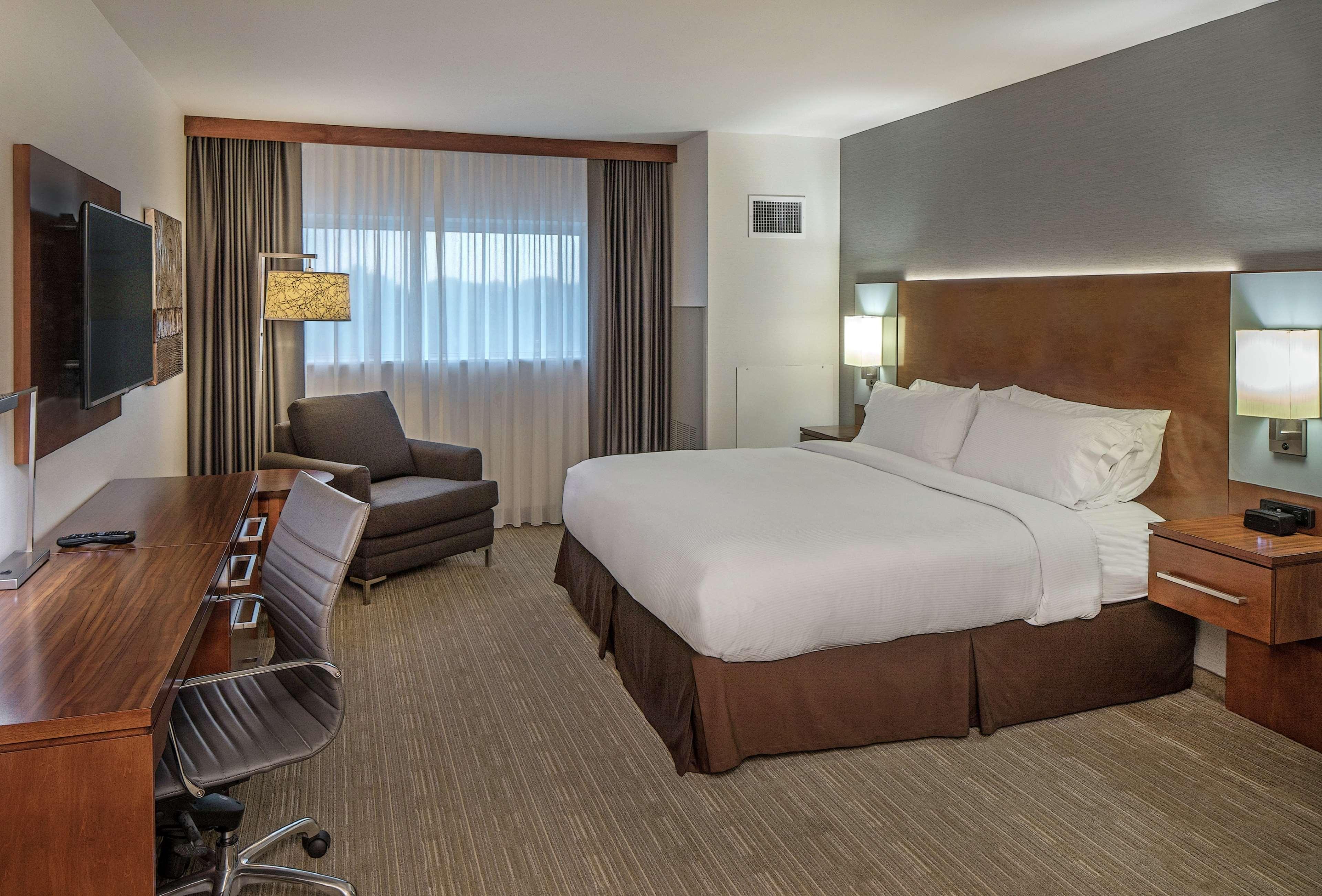 2 ROOMS, SUITE, KING BED