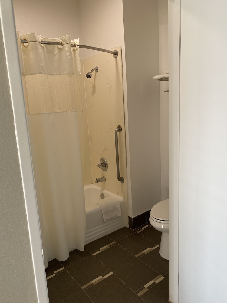 Guesthouse Inn Suites 11/63