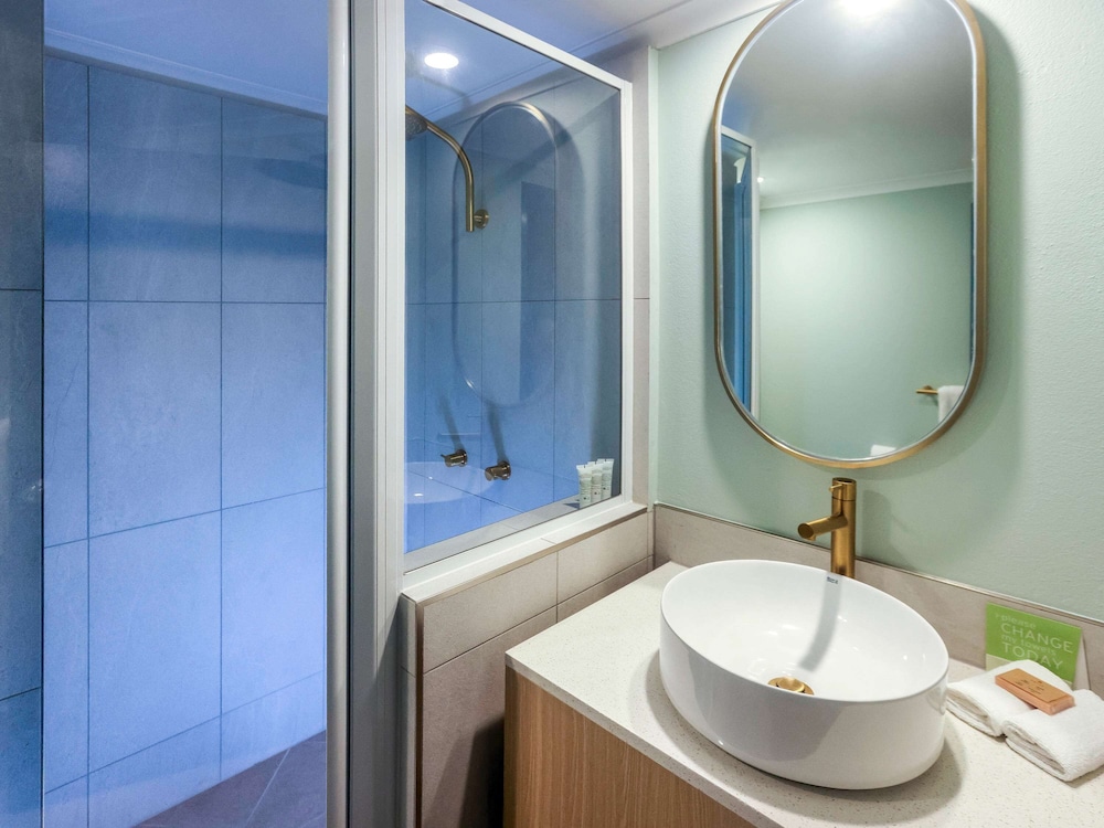 Mercure Cairns 63/64